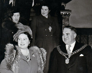 Kings Lynn Mayor Tom Blomfield and Queen Elizabeth